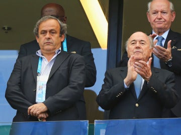 Michel Platini (i) junto a Joseph Blatter (d)