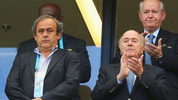 Michel Platini (i) junto a Joseph Blatter (d)