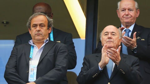 Michel Platini (i) junto a Joseph Blatter (d)