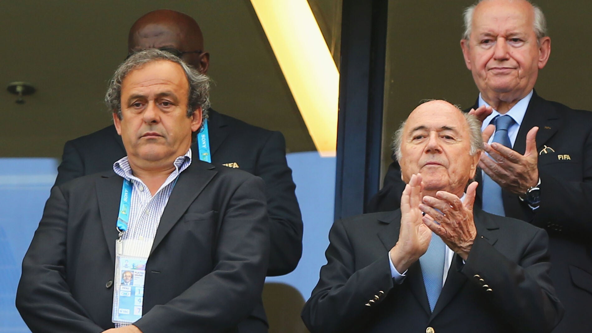 Michel Platini (i) junto a Joseph Blatter (d)