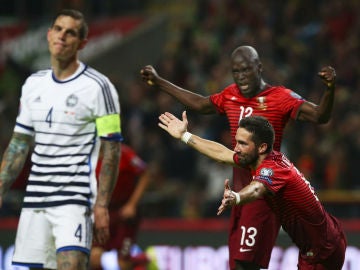 Moutinho celebra su gol ante Dinamarca