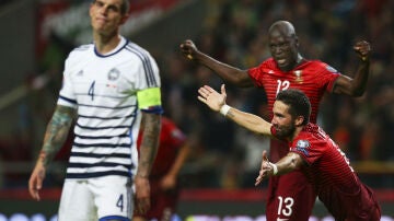 Moutinho celebra su gol ante Dinamarca