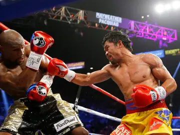 Manny Pacquiao (d) lanza un puñetazo a Floyd Mayweather (izq) Manny Pacquiao (d) lanza un puñetazo a Floyd Mayweather (izq)