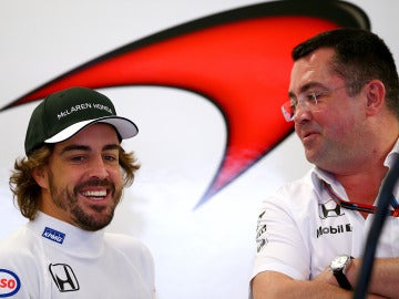 Fernando Alonso y Eric Boullier, sonrientes
