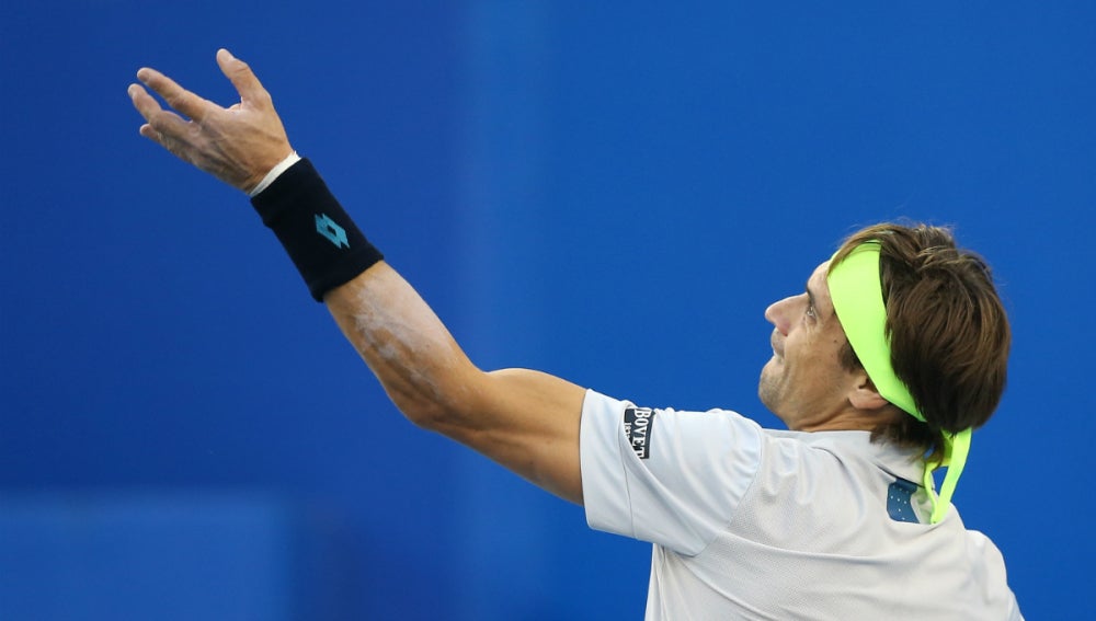 David Ferrer saca una bola