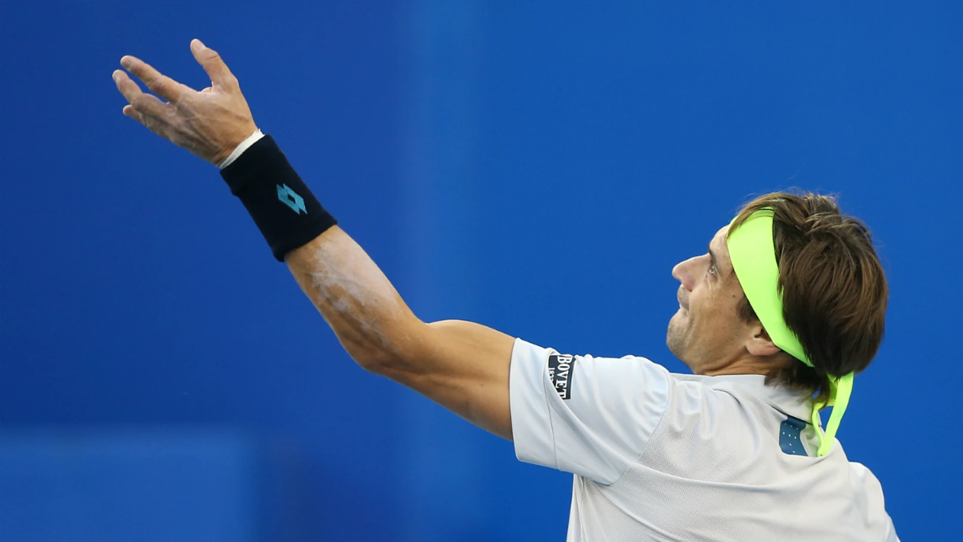 David Ferrer saca una bola David Ferrer saca una bola
