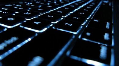 Un joven recibe un email de su padre muerto hace dos años en el que le expresa lo 