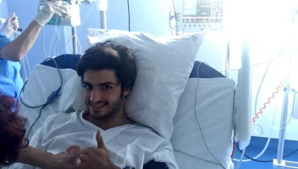 Carlos Sainz levanta el pulgar en el hospital