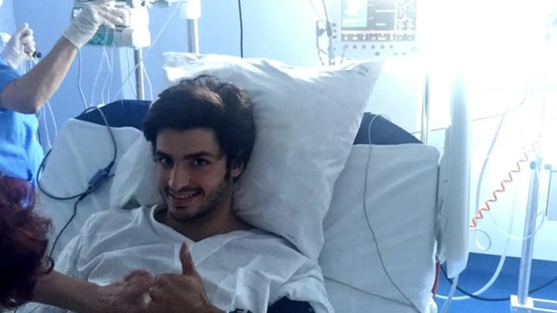 Carlos Sainz levanta el pulgar en el hospital
