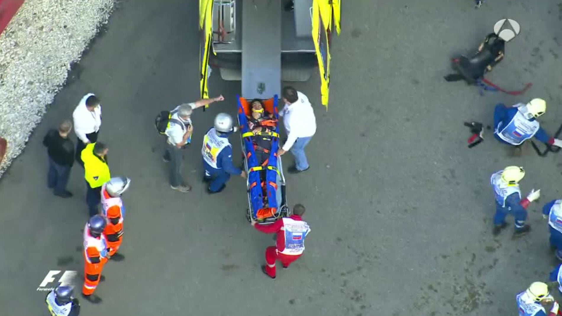 Carlos Sainz, trasladado en camilla