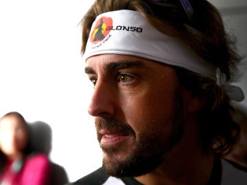 Fernando Alonso, con la cinta que conmemora sus 250 carreras en la F1