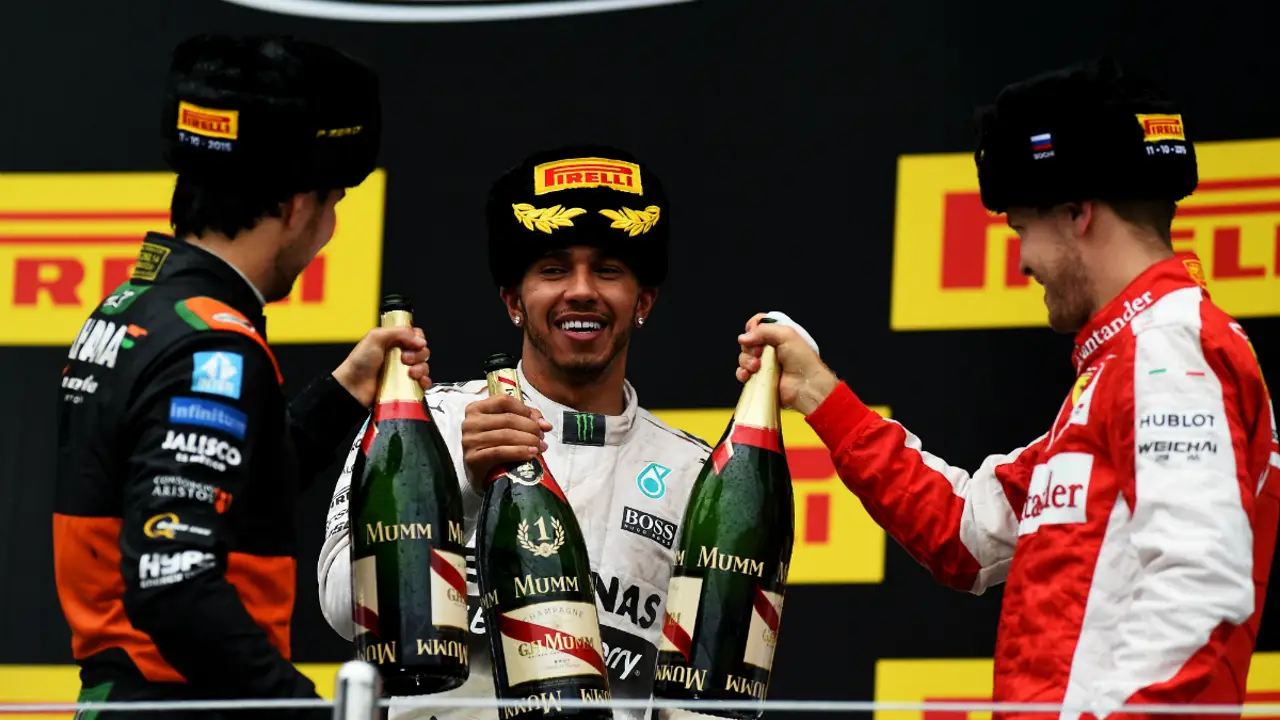 Hamilton aprovecha el K.O. de Rosberg y gana en Rusia con Alonso undécimo y Merhi 13º