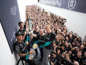 Hamilton y Rosberg con la plantilla de Mercedes