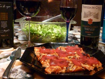 Claro, la pizza también puede ir con vino.