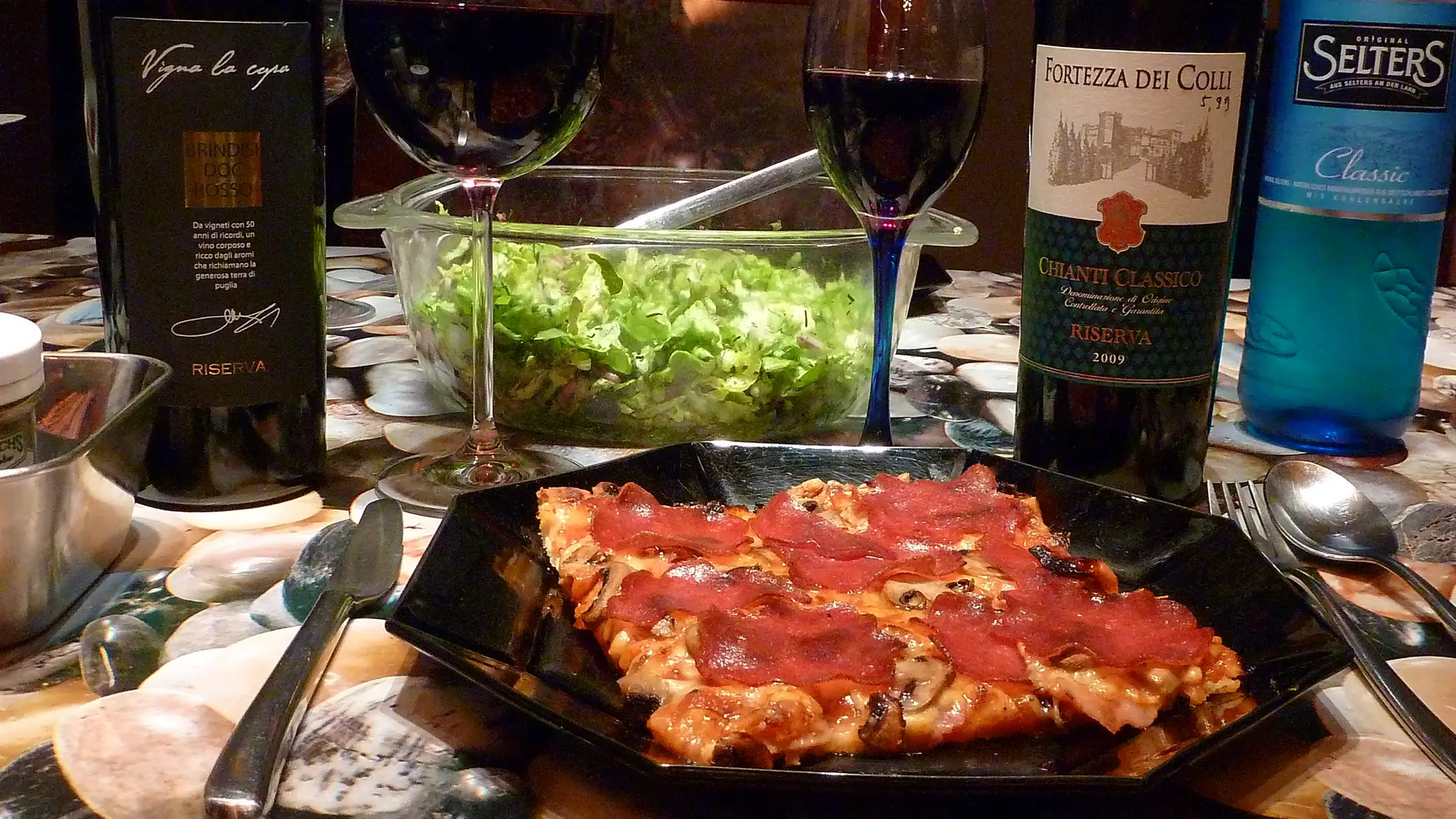 Claro, la pizza también puede ir con vino.