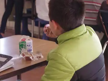 Un niño come solo en el colegio Un niño come solo en el colegio