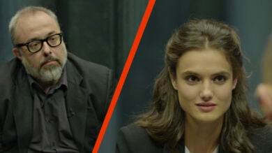 El director Álex de la Iglesia y la modelo Blanca Padilla se sientan en 'Al rincón'