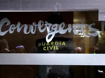Agentes durante el registro la sede de CDC en Barcelona Agentes durante el registro la sede de CDC en Barcelona