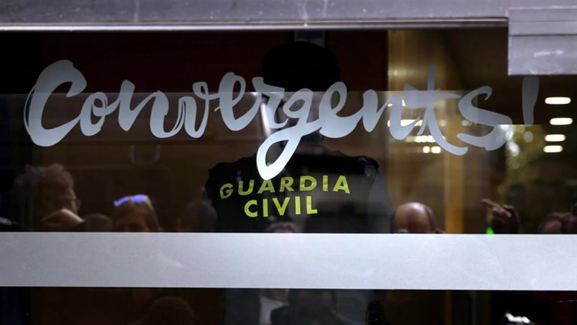 Agentes durante el registro la sede de CDC en Barcelona Agentes durante el registro la sede de CDC en Barcelona