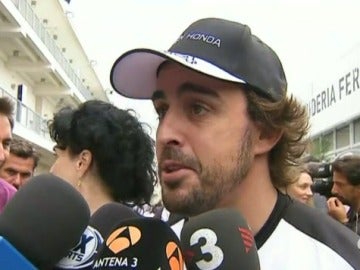 Fernando Alonso atiende a los medios