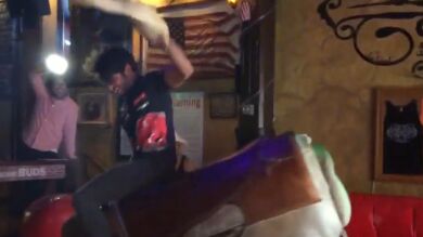 Carlos Sainz se sube a un 'toro loco' en Austin