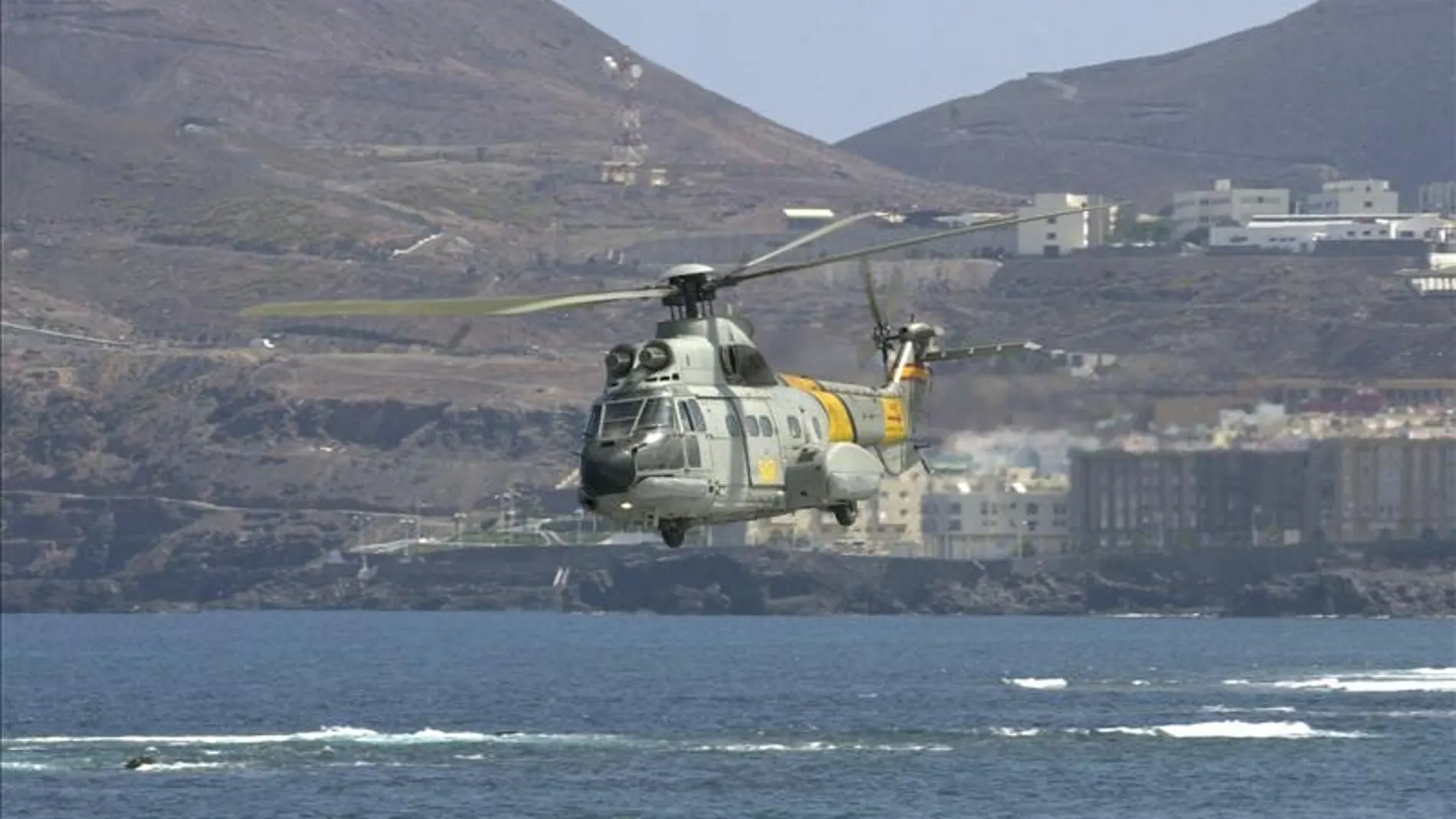 Un helicóptero Superpuma Un helicóptero Superpuma