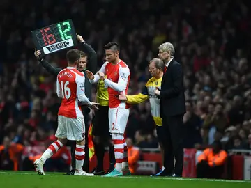 Ramsey se retira del campo bajo la mirada de Wenger Ramsey se retira del campo bajo la mirada de Wenger