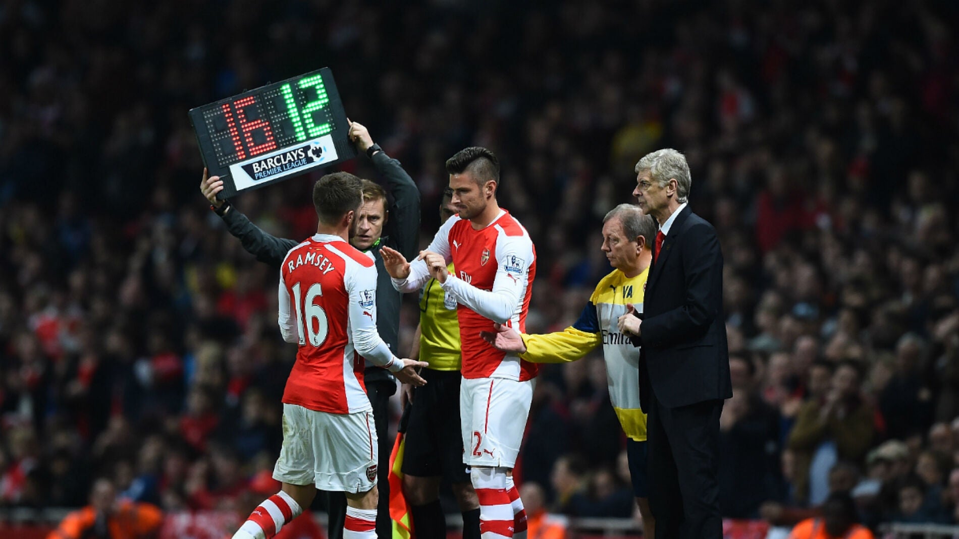 Ramsey se retira del campo bajo la mirada de Wenger