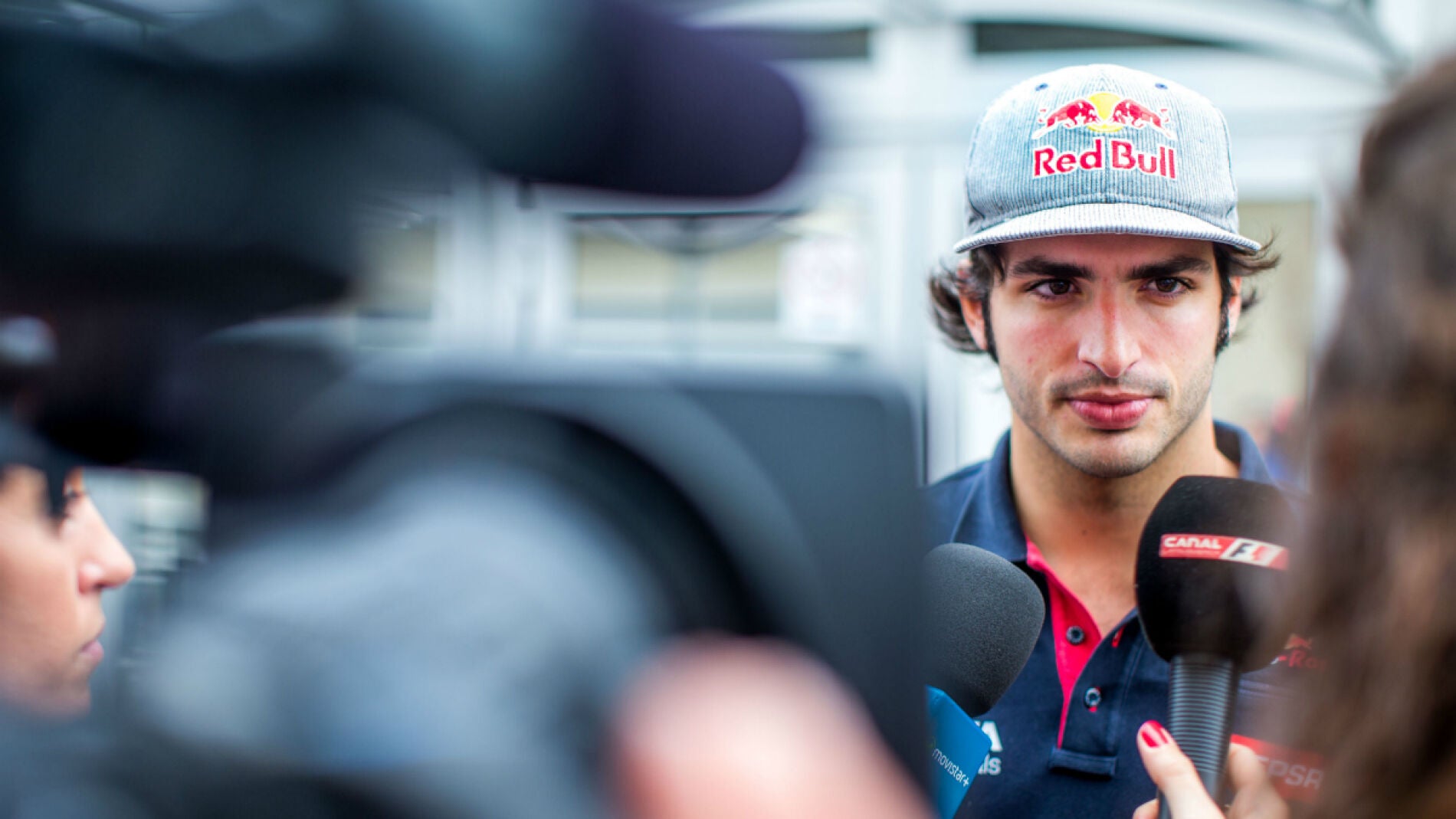 Carlos Sainz atiende a los medios