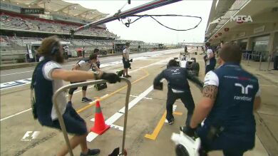 Bottas casi atropella a sus mecánicos al parar en boxes en los Libres 1 de EEUU