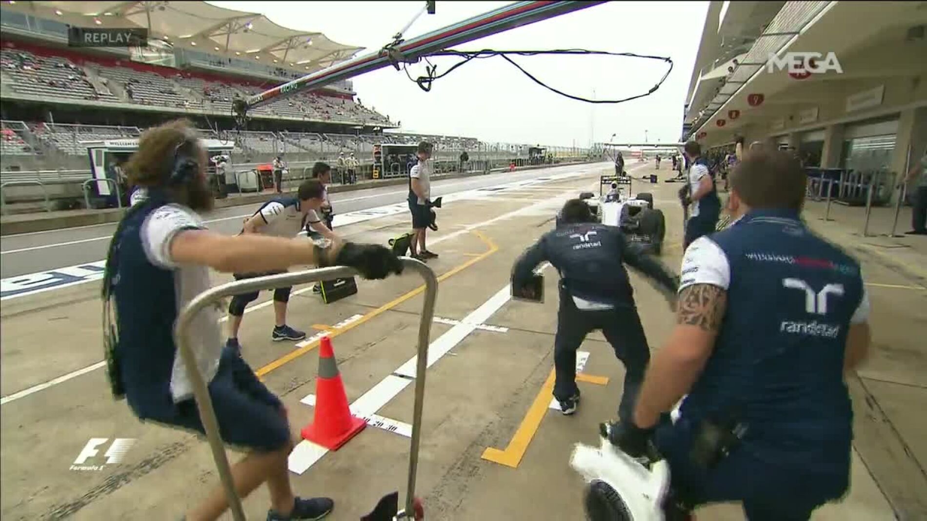 Entrada a boxes de Bottas en los Libres 1 de EEUU