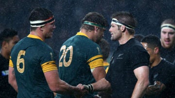 Los jugadores de Nueva Zelanda saludan a los de Sudáfrica