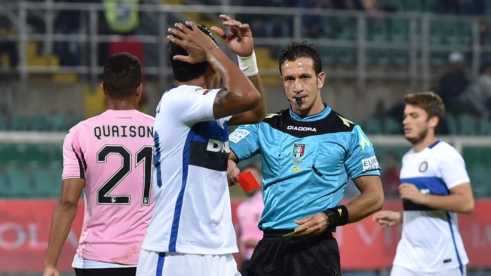 Jeison Murillo es expulsado frente al Palermo