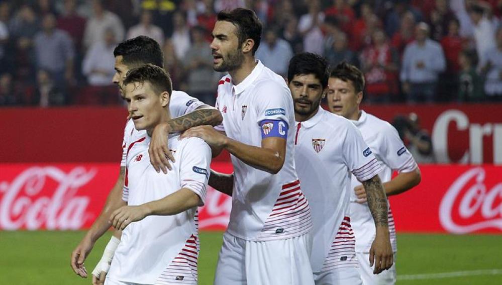 Los jugadores del Sevilla celebran uno de los goles ante el Getafe
