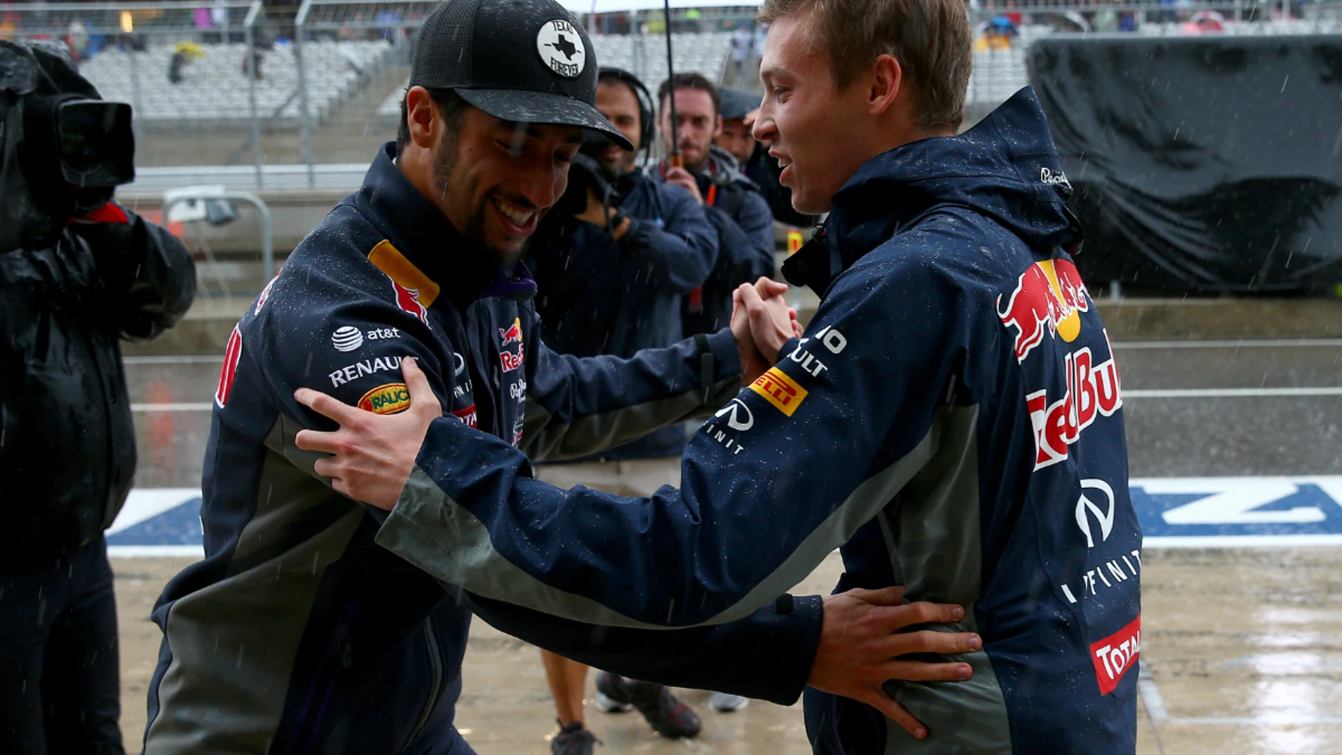 Ricciardo y Kvyat bailan bajo la lluvia