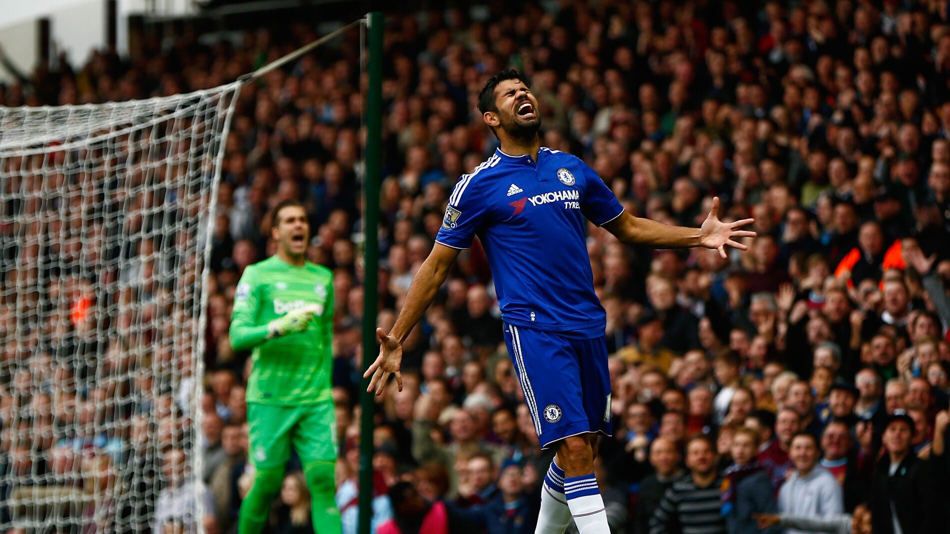 Diego Costa se lamenta tras una ocasi&oacute;n fallada ante el West Ham