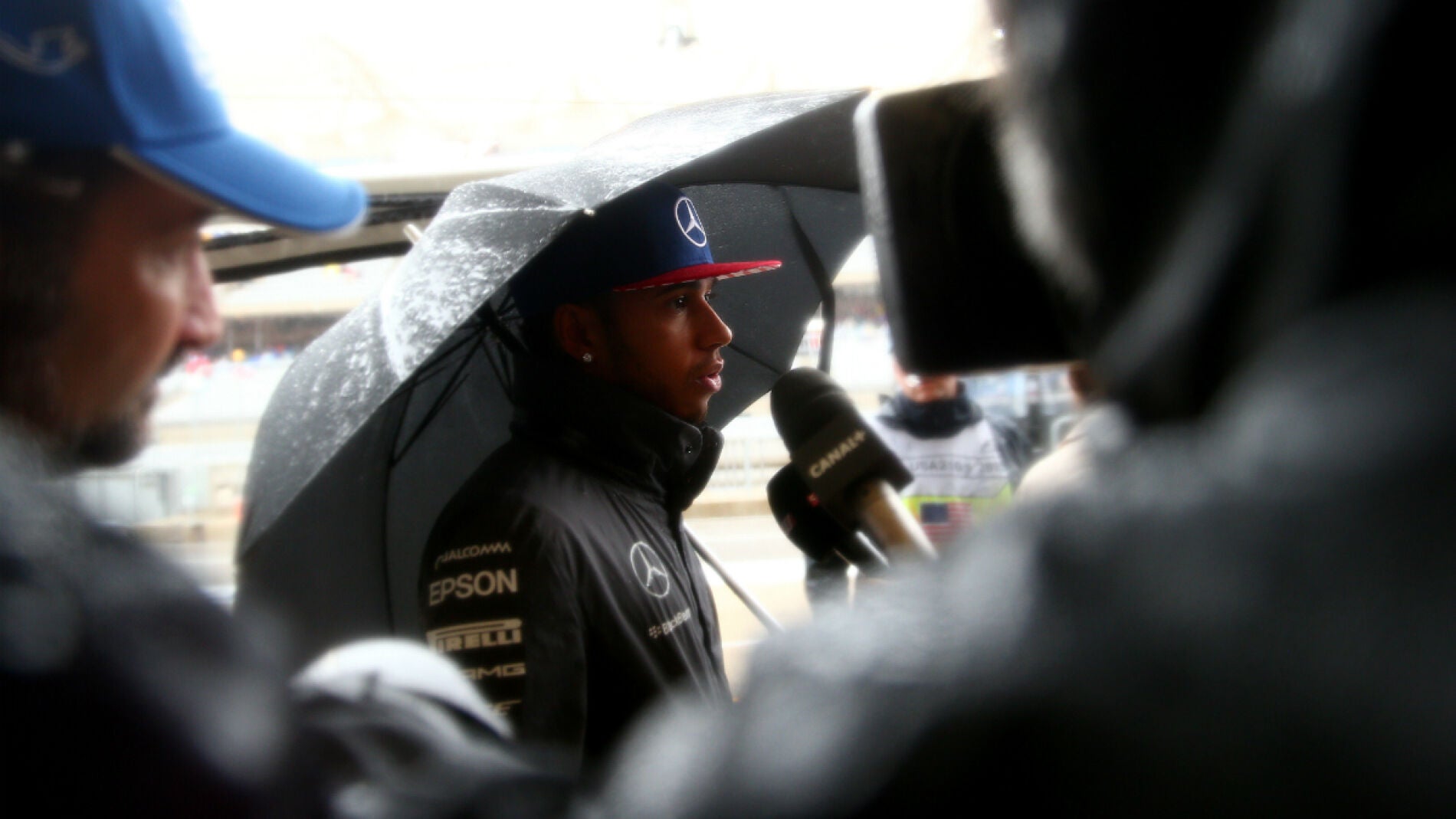 Hamilton atiende a los medios