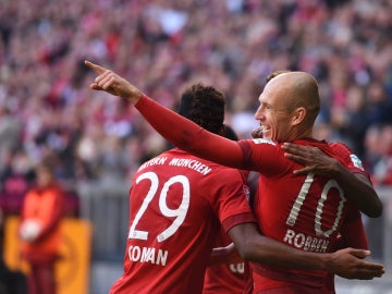 Robben celebra con Coman un tanto ante el Colonia