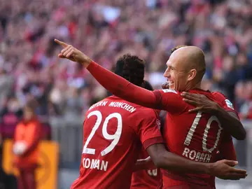 Robben celebra con Coman un tanto ante el Colonia Robben celebra con Coman un tanto ante el Colonia