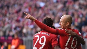 Robben celebra con Coman un tanto ante el Colonia