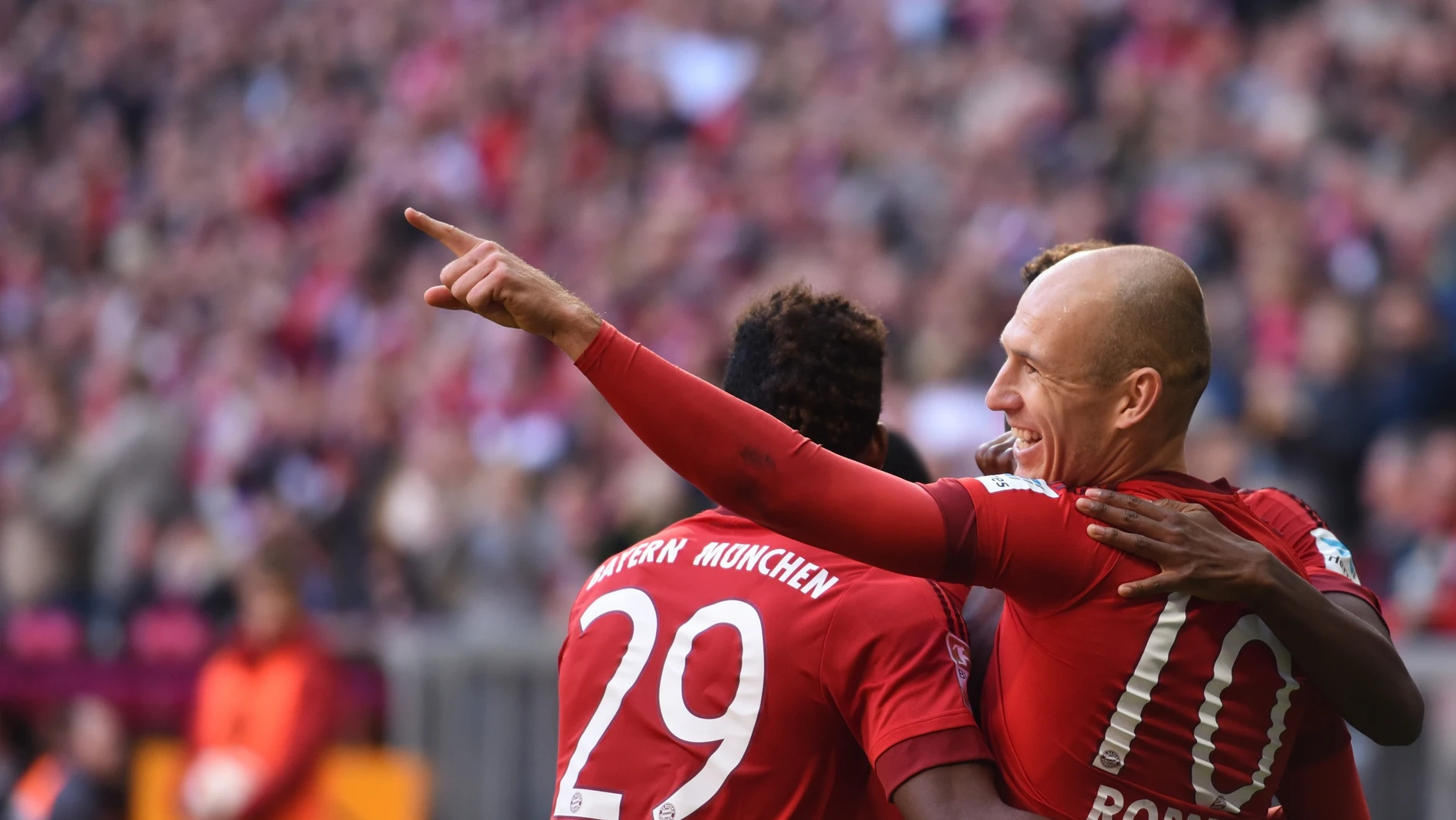 Robben celebra con Coman un tanto ante el Colonia Robben celebra con Coman un tanto ante el Colonia