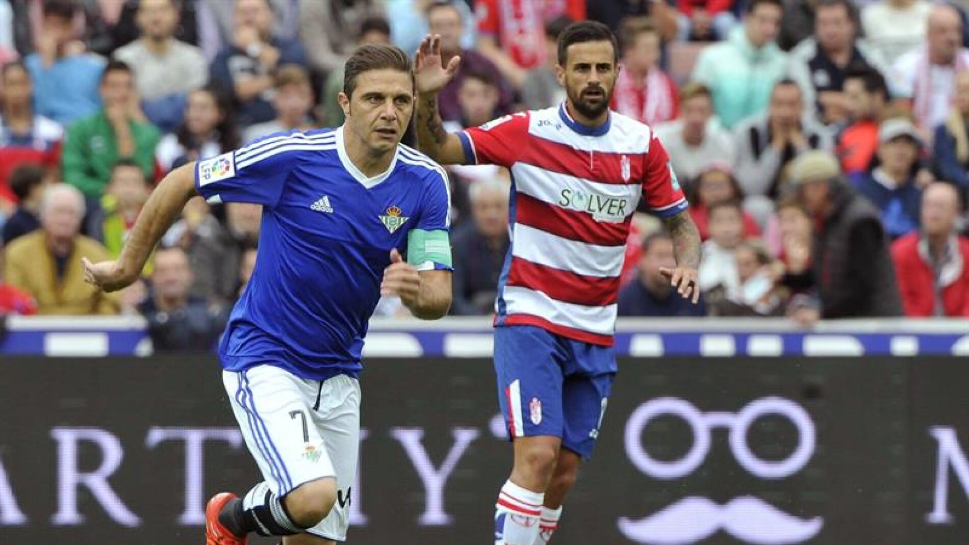Joaqu&iacute;n conduce el bal&oacute;n frente al Granada