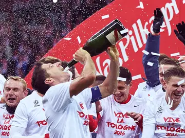 Lewandowski celebra la clasificación a la Eurocopa con Polonia Lewandowski celebra la clasificación a la Eurocopa con Polonia
