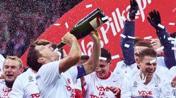 Lewandowski celebra la clasificación a la Eurocopa con Polonia