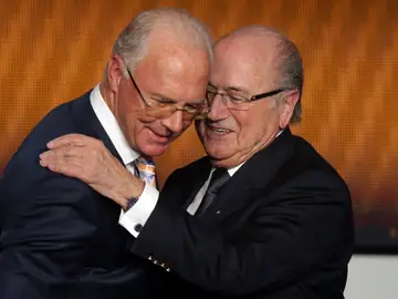 Joseph Blatter (d) abraza a Franz Beckenbauer (i) Joseph Blatter (d) abraza a Franz Beckenbauer (i)