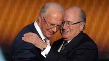 Joseph Blatter (d) abraza a Franz Beckenbauer (i)