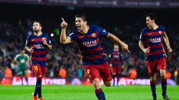 Luis Suárez celebra uno de sus goles ante el Eibar