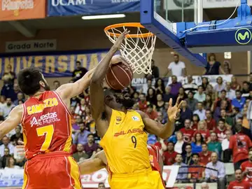 Facundo Campazzo (izq) tapona a Shane Lawal (d) Facundo Campazzo (izq) tapona a Shane Lawal (d)