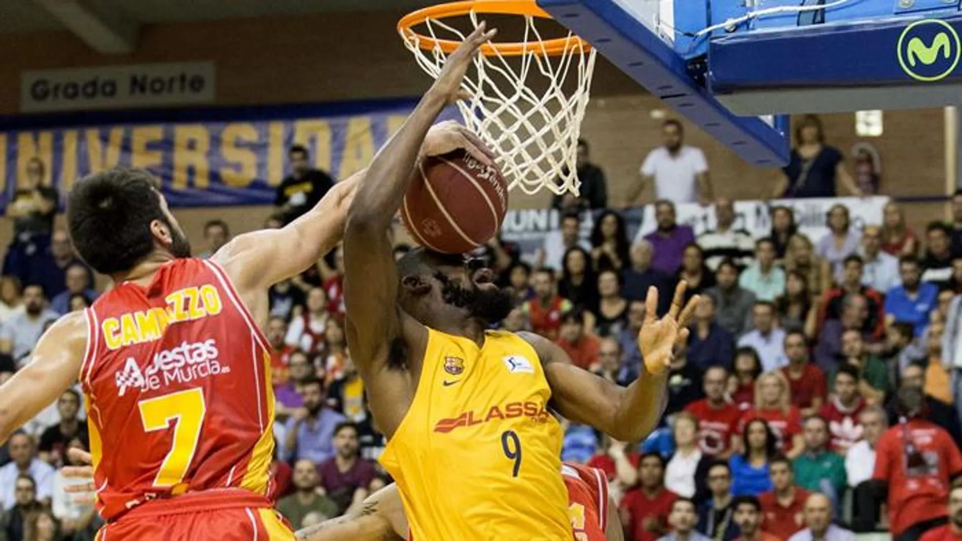 Facundo Campazzo (izq) tapona a Shane Lawal (d) Facundo Campazzo (izq) tapona a Shane Lawal (d)