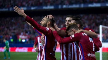 Los jugadores del Atlético de Madrid celebran el gol de Yannick Carrasco al Valencia